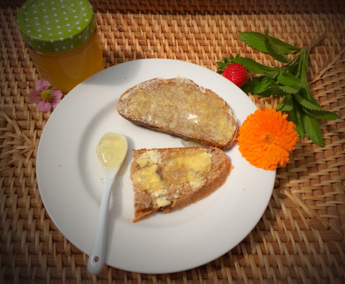 Holunderblütengelee auf einer Brotscheibe