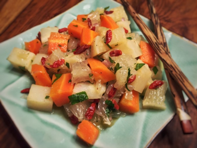 chinesischer Teller mit Selleriesalat und Stäbchen