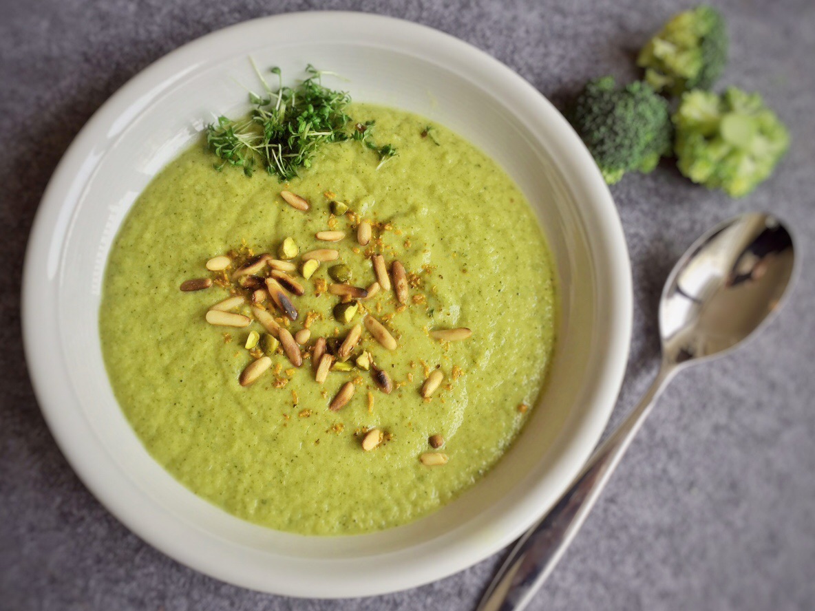 Teller mit Brokkolicremsuppe 