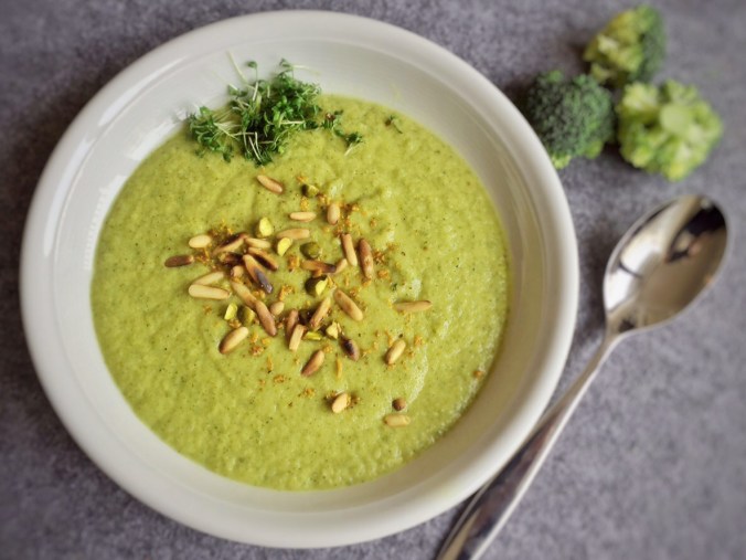 Teller mit Brokkolicremsuppe 