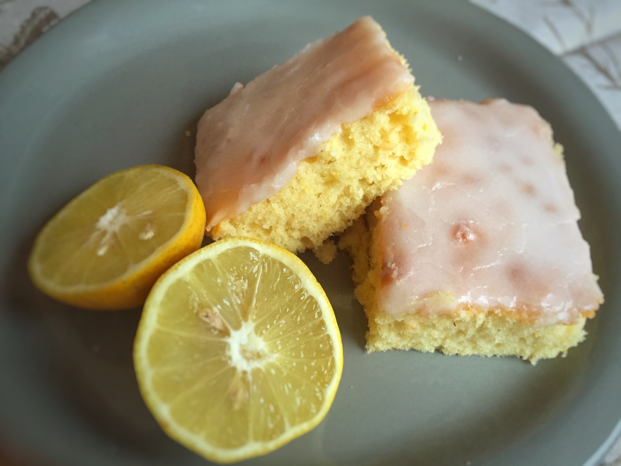 Zitronenkuchenstücke mit Zitronen