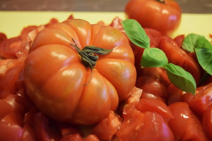 Tomaten ganz und geschnitten