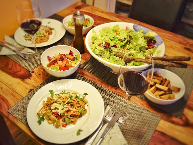Gedeckter Tisch Pasta Salat Pfeffer Weingläser