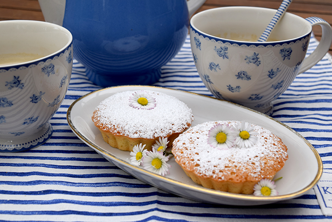 Gedeckter Tisch mit Tartes