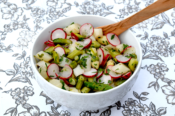 Schüssel mit Spargelsalat