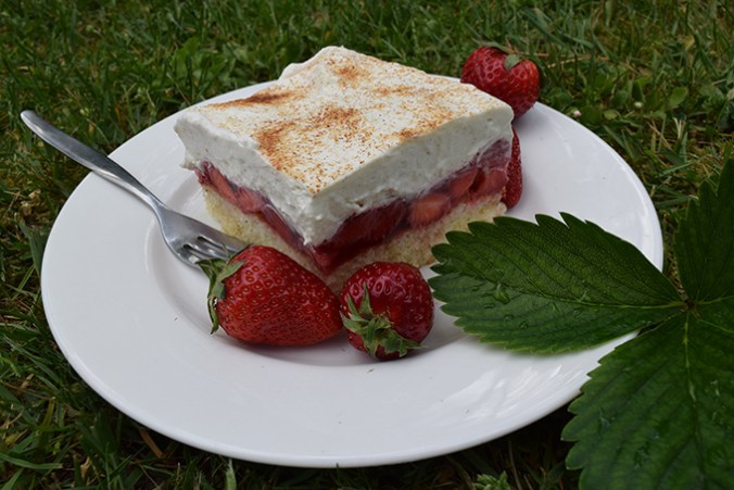 Erdbeer-Schmand-Kuchen mit Erdbeeren dekoriert