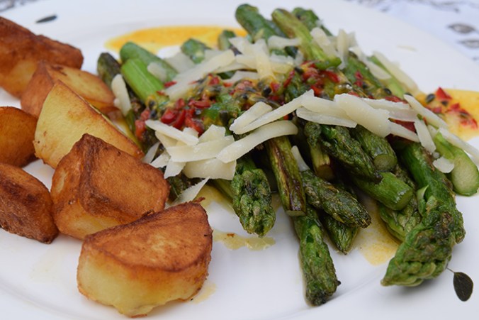 Spargelgericht mit Kartoffeln und Parmesan