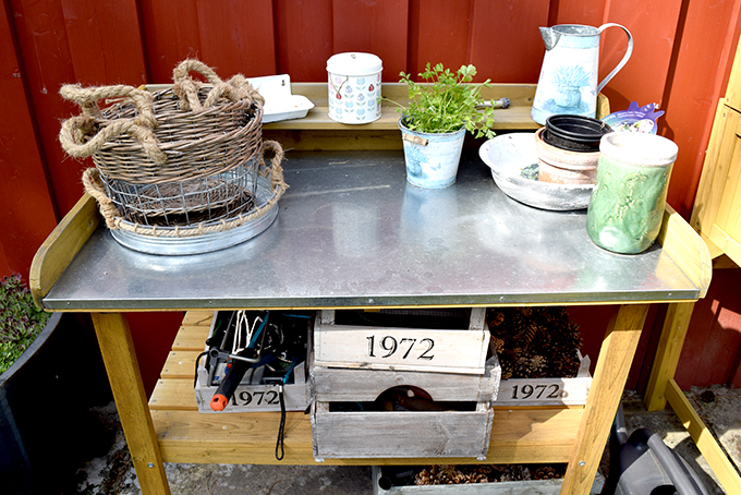 Arbeitstisch im garten mit Blumentöpfen