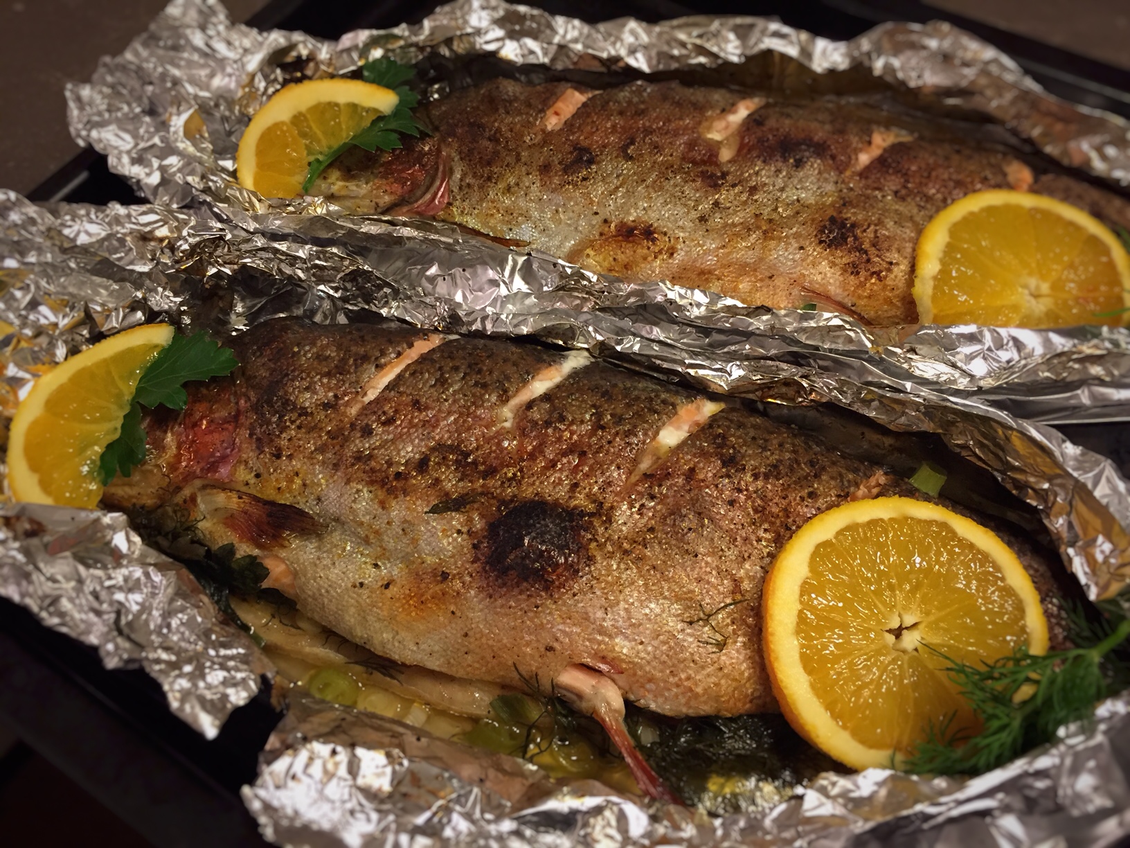 gegrillte Lachsforellen in Folie