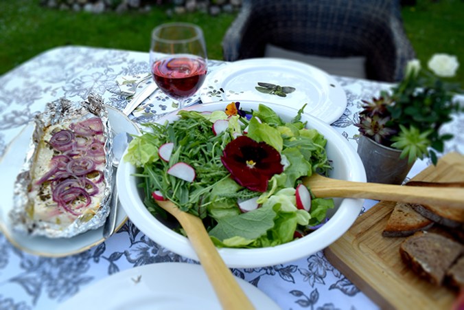 gebackener Schafskäse mit Wildkräutersalat