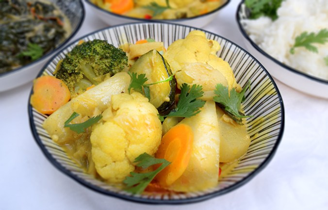 Gemüsecurry Reis in Schälchen