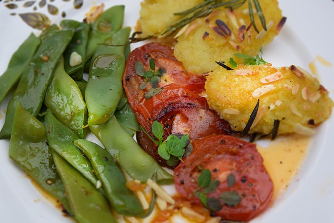 Teller Stangenbohnen Tomaten Kartoffelstampf