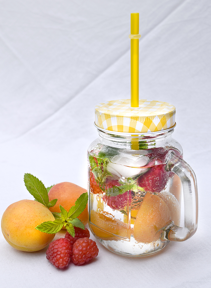 Wasserglas Aaprikosen Erdbeeren