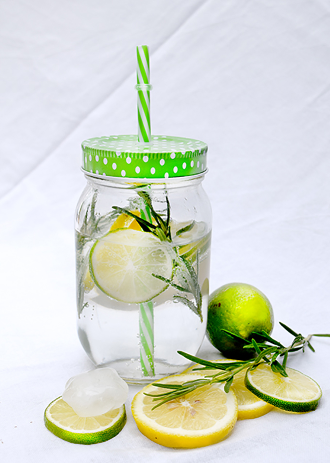Buntes Glas Wasser Zitrone Rosmarin