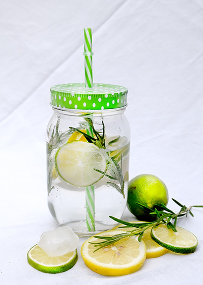 Buntes Glas Wasser Zitrone Rosmarin