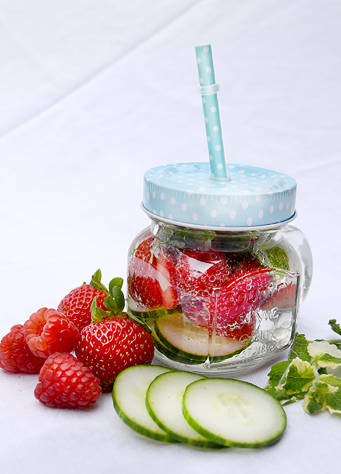 Wasserglas Erdbeeren Gurke Pfefferminzblätter