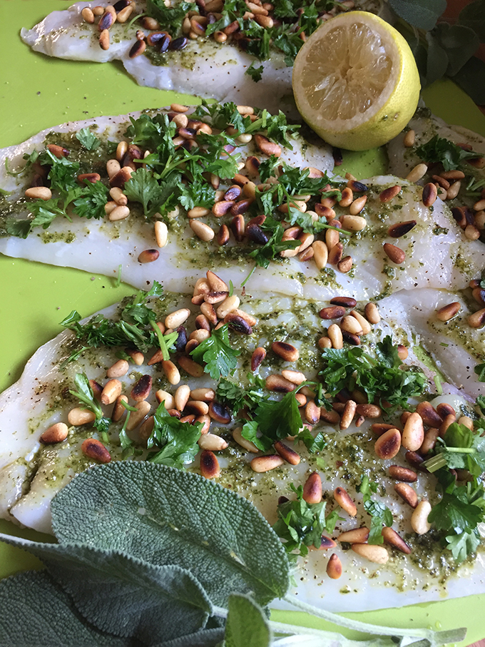 Roher Fisch mit Kräutern und Pinienkerne