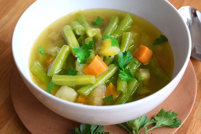 Bohnensuppe in Suppenschale