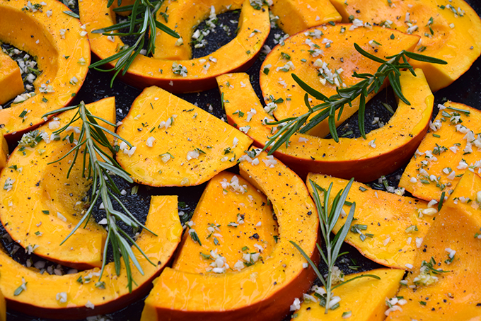 Kürbisspalten mit Rosmarin auf Backblech