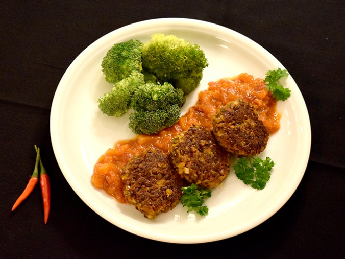 Linsen Frikadellen angerichtet mit Brokkoli