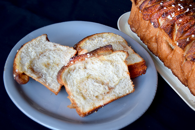 Zimtbrot Scheiben auf einem Teller