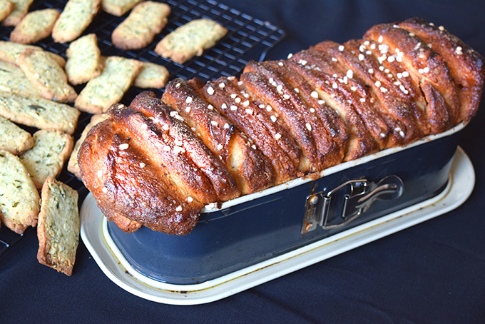 Zimtbrot in Backform und Plätzchen auf dem Backrost