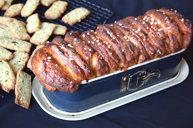Zimtbrot in Backform und Plätzchen auf dem Backrost