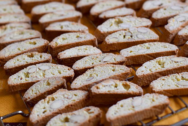 cantuccini auf dem Backblech