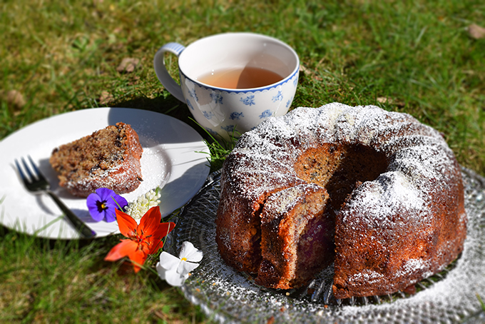 Nusskuchen mit Teetasse