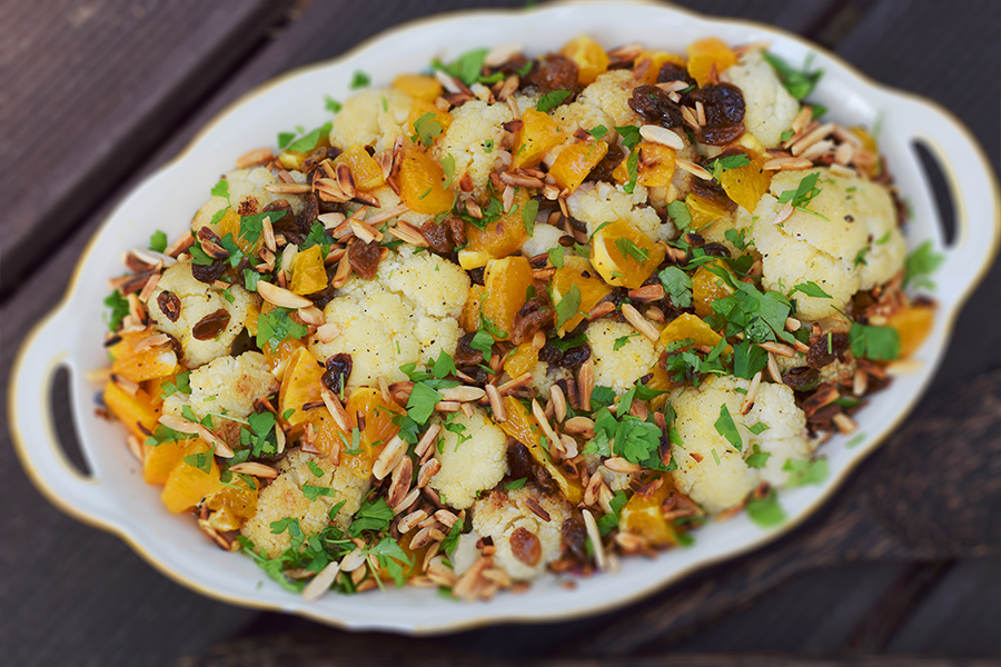 Schüssel mit Blumenkohl und Orangenstücken