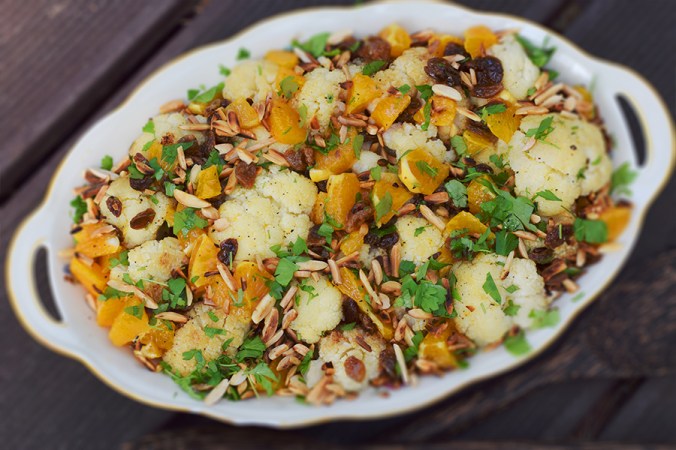 Schüssel mit Blumenkohl und Orangenstücken