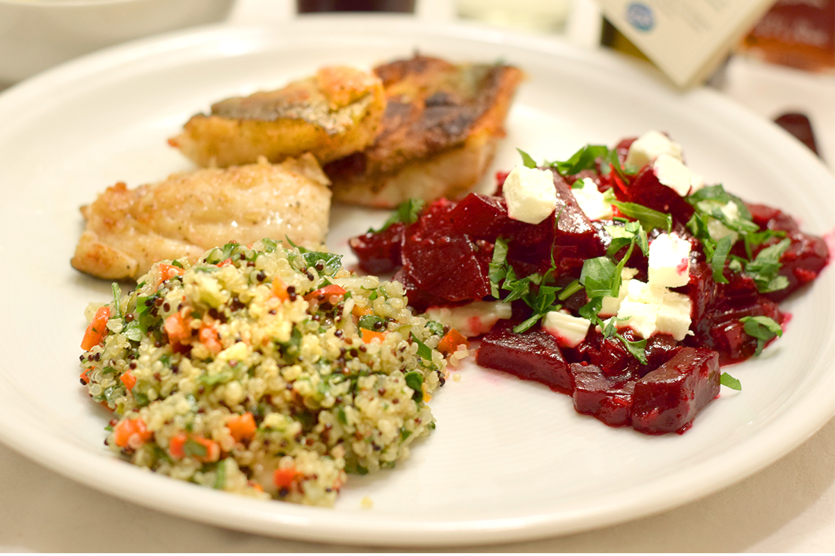 Fisch mit Salat und Roter Bete Gemüse