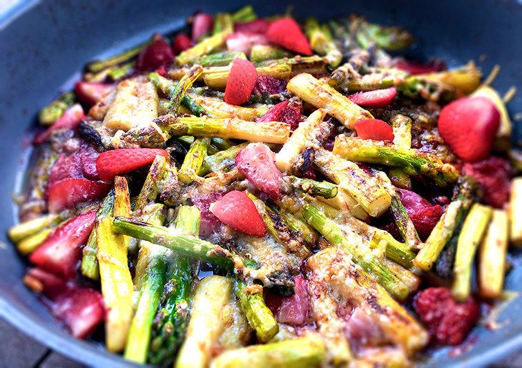 grüner Spargel mit Erdbeeren