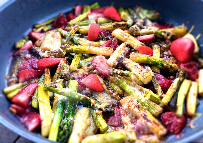 grüner Spargel mit Erdbeeren