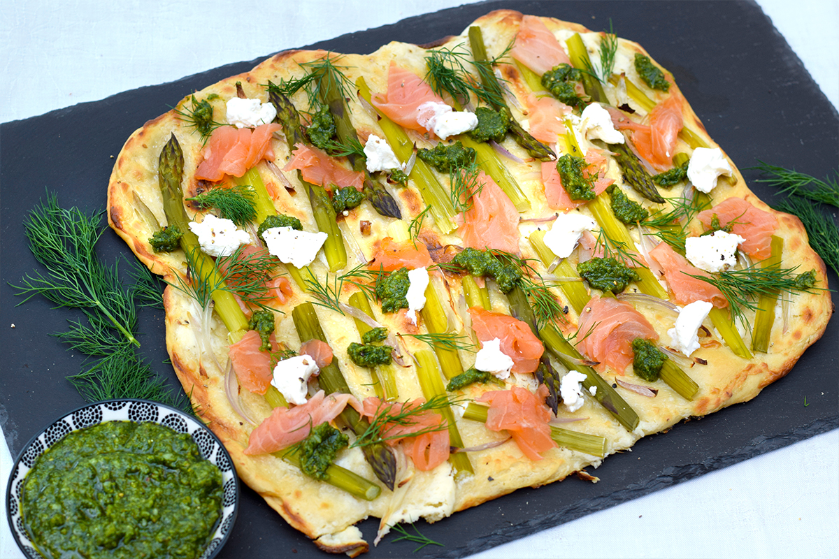 Flammkuchen mit grünem Spargel